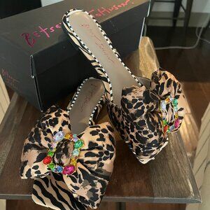 NEW Betsy Johnson Leopard Print Bow slides.  Size 7